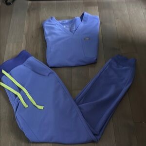 Figs low waisted Zamora joggers and Catarina one pocket scrub top